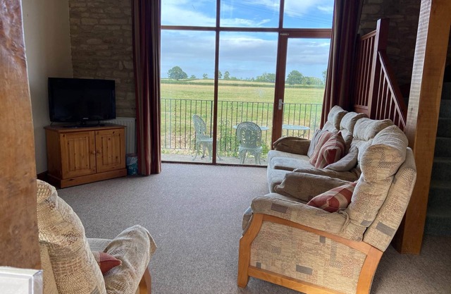 Thames Cottage, Old Mill Farm, Cotswold Water Park