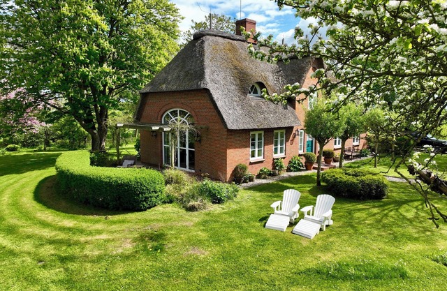 Thatched roof house in a quiet location with 140m2 for 6 people near Tönning