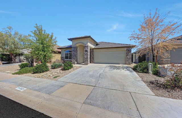 The 27th Street Retreat - 4BR w/Yard - Sleeps 10