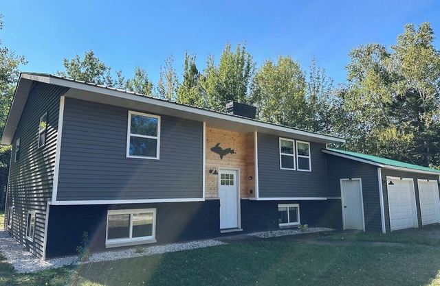 The 8's, farmhouse chic 4-bedroom w/garage access in Grand Marais, pet friendly