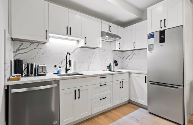 The Addison by Kasa | Inviting Queen Studio | San Francisco