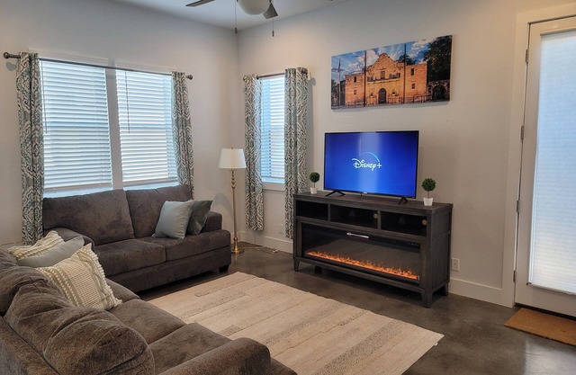 The Alamo Riverwalk Pearl Modern 4 Bedroom Home
