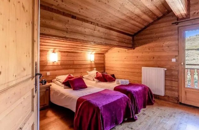 The Altiport Chalets - 6 Room Chalet Cabin 12 People