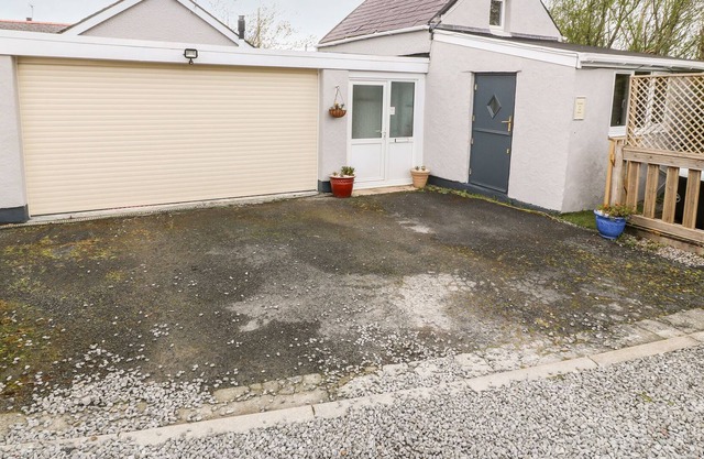 THE ANNEXE, pet friendly, with hot tub in Brynteg
