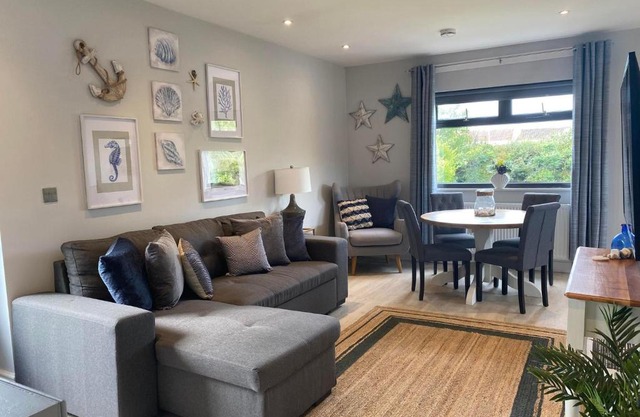 The Annexe Porthcawl Pet Friendly 2 Bedroom Flat with King Size bed bunk beds and sofa bed sleeps up to 5 people