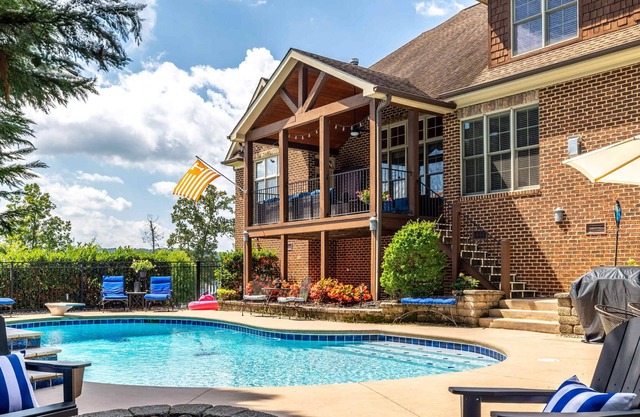 The Annie: Poolside Mansion for Extended Luxury