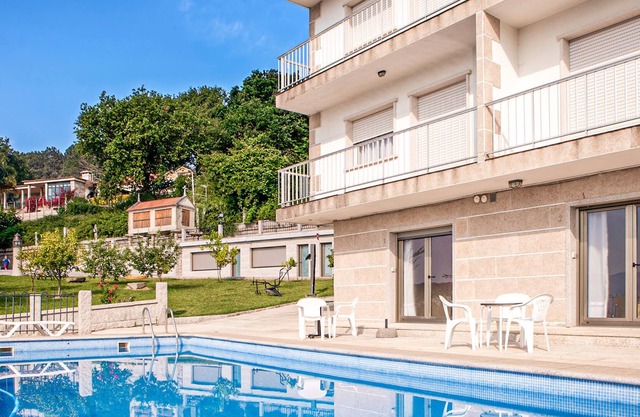 The apartment is located in the seaside village of Raxo and offers a magnificent view of the Riades