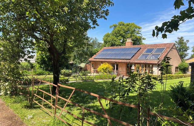 THE APPLE HOUSE, pet friendly, with open fire in Nether Stowey