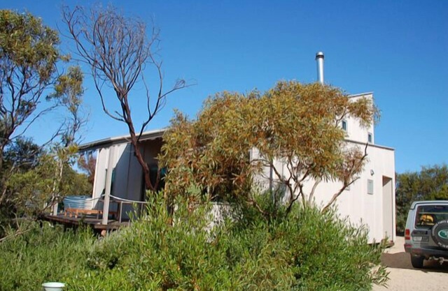 The Architects House - Architecturally designed home in a scrubland setting with native birdlife and a bush track to the beach