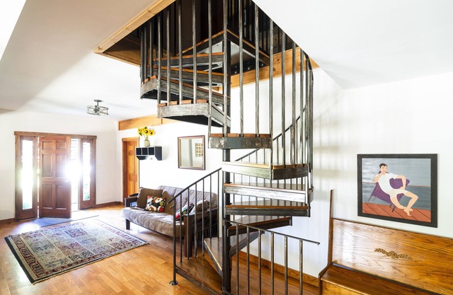 The Barn: A Unique Stay in a Converted Barn on the SI Wine Trail!