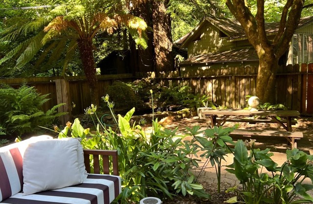The Barn: Secret Garden in the redwoods, hot tub, walk to river