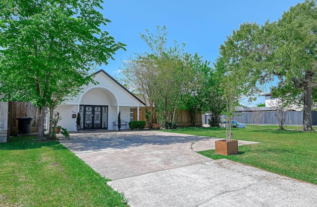 The Barry 2BR 2BA House in the Heart of Oak Forest