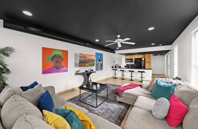 The BAX: 3 Story Retreat w/Patios in Highlands