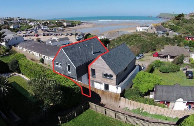 THE BEACH HOUSE, pet friendly, with open fire in Polzeath