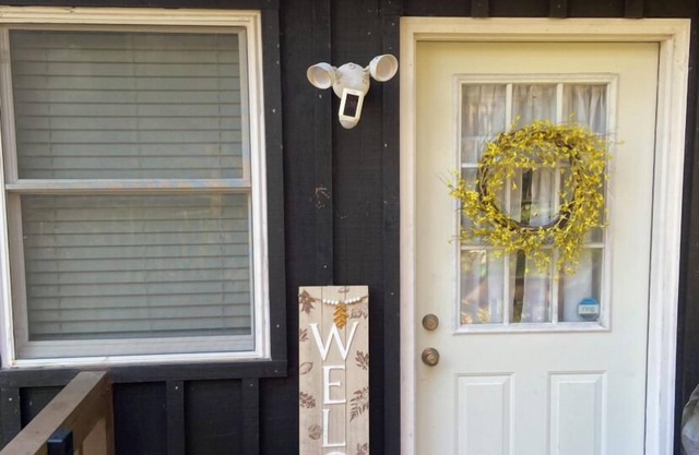 The Bear BnBee-Quaint Cottage in Charming Elkins