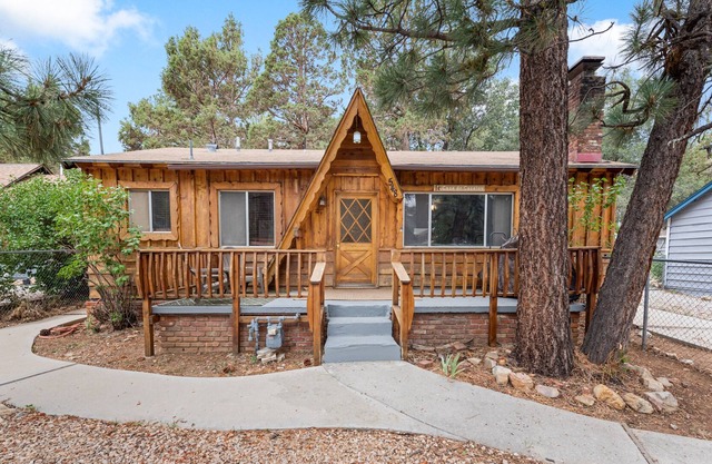The Bear Escape - Mountain Charm And Is Perfect For Small Family Gatherings! Perfect Getaway! 3 Bedroom Cottage
