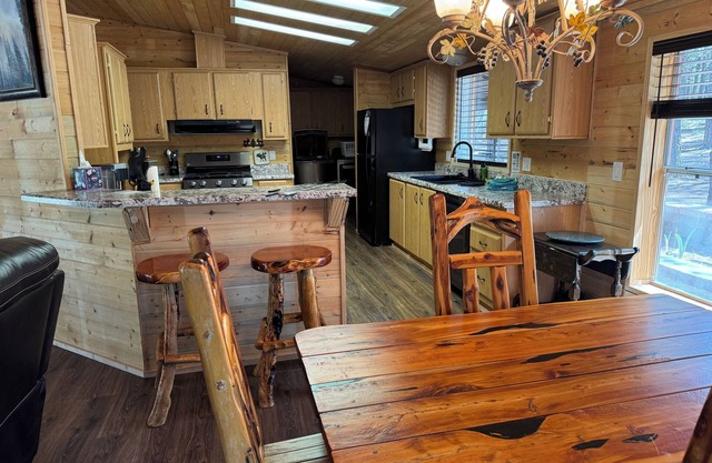 The Bear's Den, Cozy 2-bedroom Cabin in amazing Forest Lakes with AC, WiFi, Pets