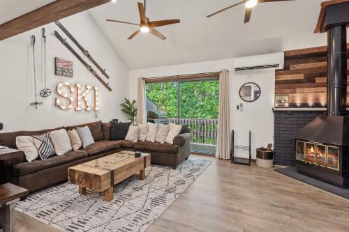 The Bears Den by AvantStay Prime Location Renovated w Movie Game Room