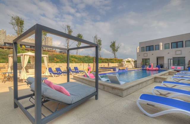 The Bentley Hotel - Elvis Room - Pool View