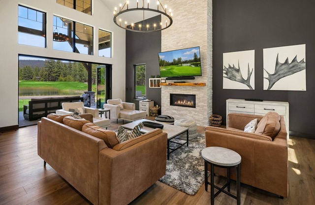 The BEST Location in Suncadia! Luxury Retreat with a detached Casita!