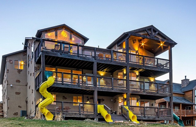 The "Big House" with. Indoor Basketball, Trampoline and Play set, Theater Room