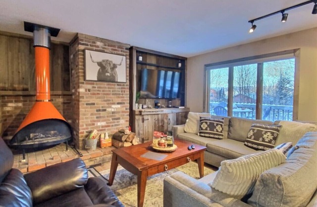 The Big Lebearski- AC, Grill, Fire Pit, Hot tub!