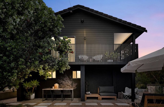 The Black Cockatoo: Hyams Beach Designer Retreat. 2pm check out