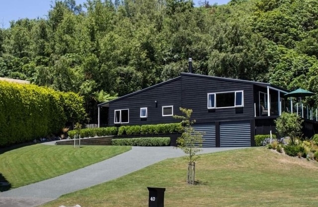 The Black House - Tranquil location, Pet friendly & Linen provided!