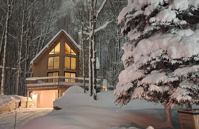 The Black & Tan Chalet - modern comfort for your group near Nubs & Highlands