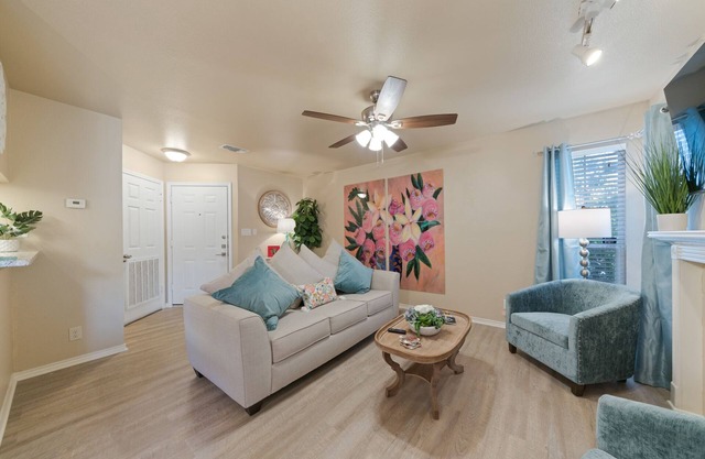 The Blue Belle welcomes you! Rim/La Cantera Area