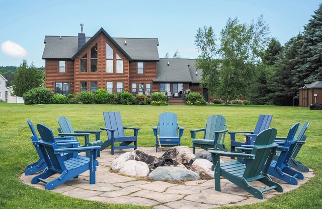 The Blue Dog Lodge on Deer Lake | Close to Boyne Mountain | Fireplace | Beach