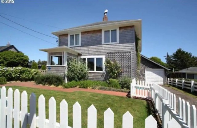 The Blue Door Beach Cottage: 4 BDRM/2 Bath/Large Yard, Dog Friendly