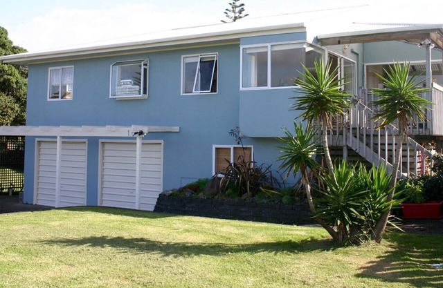 THE BLUE MARLIN - WAIHI BEACH HOLIDAY HOME, pet friendly in Waihi