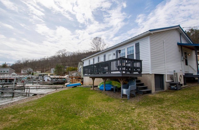 The Bluffs Bayou: "Keuka Lake - Easy Living!"