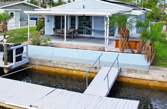 The BoatHouse: Bright Beautiful Home w/Hot Tub, Kayaks and Boat Dock