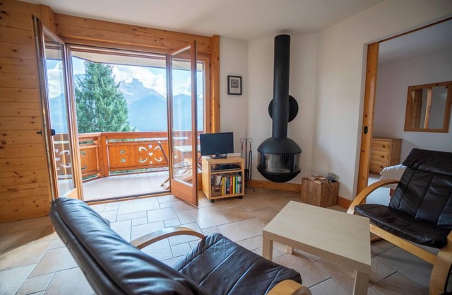 The Bostan BUILDING is located 250m away from the Barboleuse gondola station connecting to the Villa