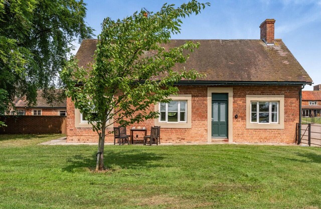 The Bungalow - Two Bedroom House, Sleeps 4