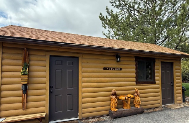“The Bunkie” sleeps 6 in Ririe, has AC