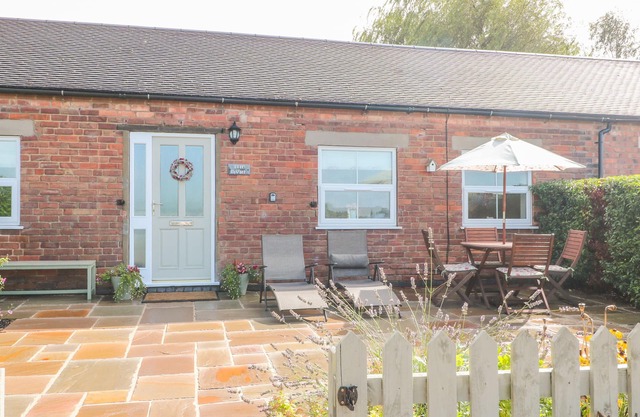 THE BYRE, pet friendly, with a garden in Hollington, Derbyshire
