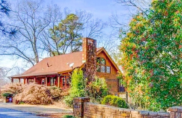“The Cabin of Hot Springs” 1 mile to Oaklawn