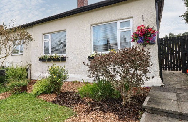 THE CABIN, pet friendly, with a garden in Hayfield