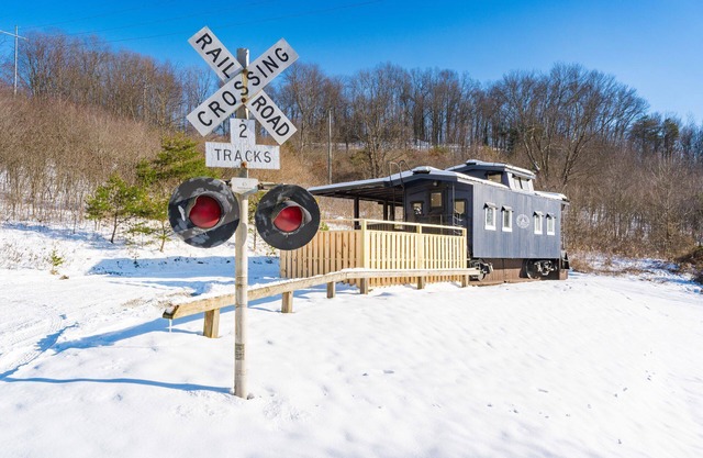 The Caboose + Pickleball l Hot Tub l Private Trail