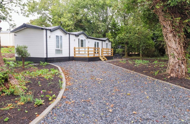 THE CHALET AT TYN LON, pet friendly, with a garden in Chwilog
