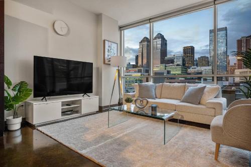 The Chic Downtown Residence | Luxe + Free Parking