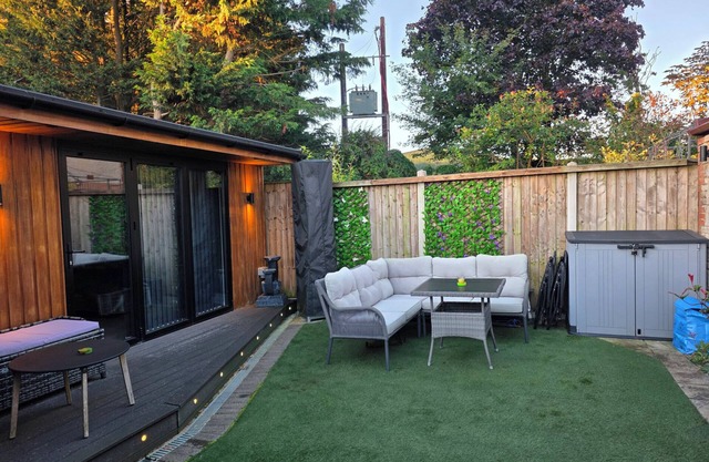 THE CHILL GARDEN ROOM, pet friendly, with a garden in Shepton Mallet