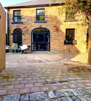 The Coach House central location fantastic Views