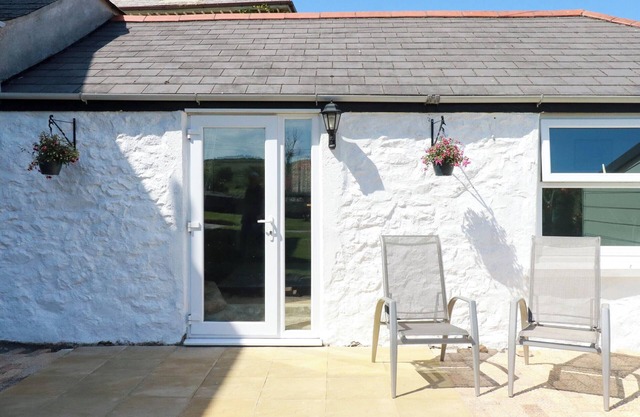 THE COACH HOUSE, pet friendly, character holiday cottage in Redruth