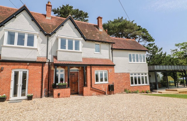 THE COACH HOUSE, pet friendly, luxury holiday cottage in Teignmouth