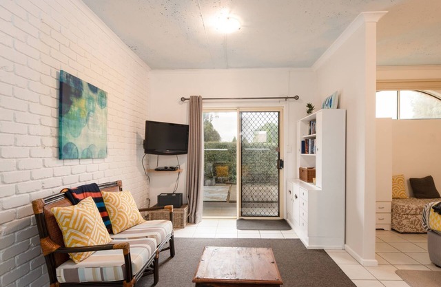 The Coastal Studio - Stone's throw from the beach with a swimming pool.