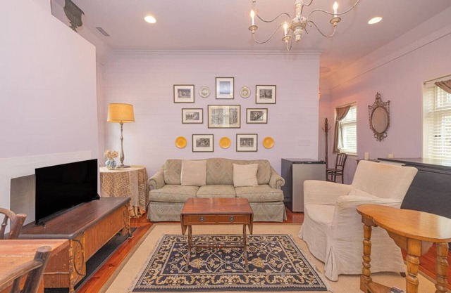 The Cookhouse Charm~Historic Garden District Apt.